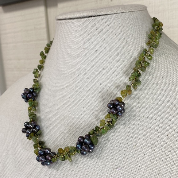 Dyed cultured freshwater Pearl and peridot chip necklace - Picture 3 of 11